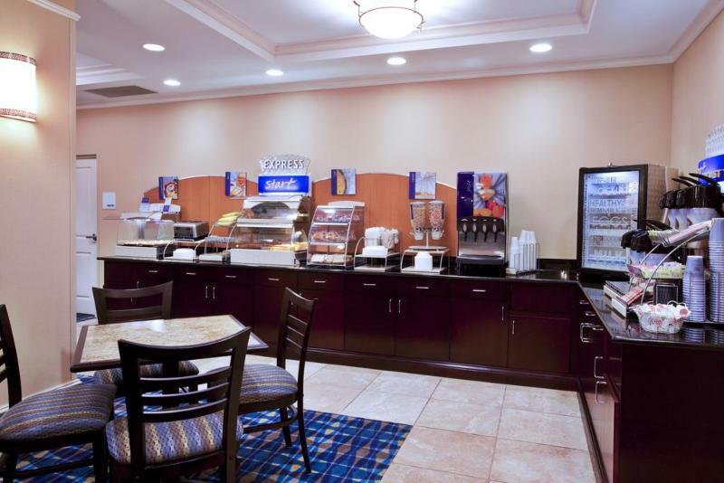 Holiday Inn Express Hotel & Suites Fort Pierce West Bagian luar foto